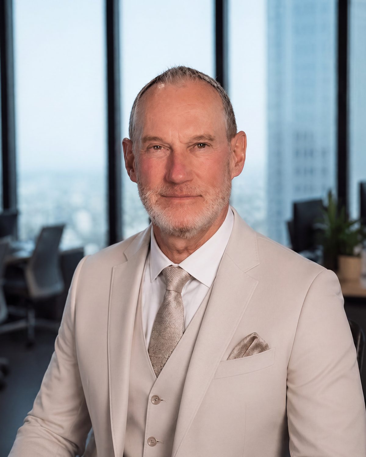 Jochen Deecke, Gründer von DEECKE Financial Solutions, in einem Büro mit Skyline-Blick